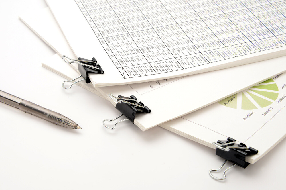 書類が重なって置かれている